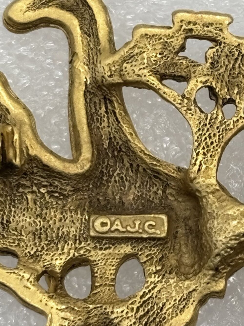 Vintage AJC Safari Stampede Brooch Pin 1970s or 80s Gold Tone Dimensional Signed - Picture 13 of 16
